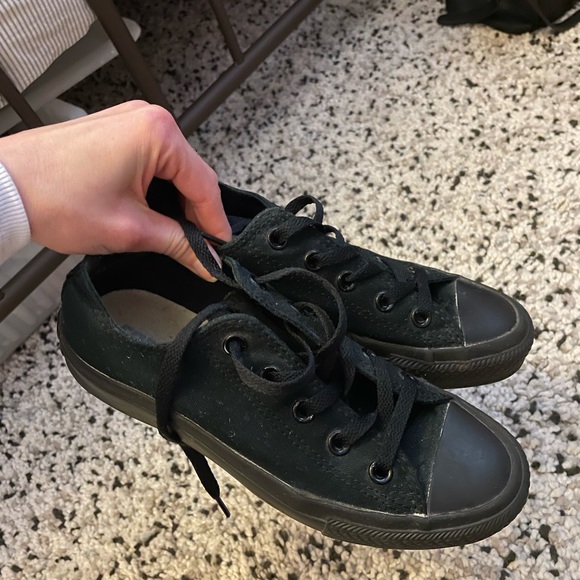Black converse - Picture 2 of 3